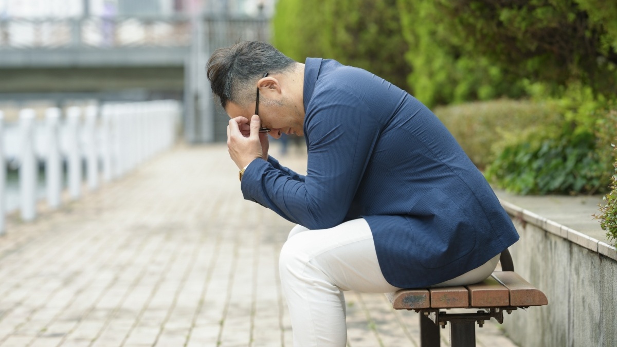 強制退去のリスクを知り落ち込む男性